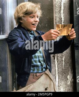 Willy Wonka & The Chocolate Factory 1971 Peter Ostrum Direttore - Mel Stuart. Giugno 1971 FP Willy Wonka & The Chocolate Factory 04 FlixPix/Warner Bros. Solo per uso editoriale. Copyright di Warner Bros. E/o del fotografo assegnato dalla Società di produzione o di Cinema. È richiesto un credito obbligatorio alla società cinematografica. Da utilizzare esclusivamente per la promozione del film di cui sopra, a meno che l'utente finale non ottenga l'autorizzazione scritta ottenuta tramite la società cinematografica. FlixPix NON è il proprietario del copyright e agisce esclusivamente come servizio di fornitura a media outlet riconosciuti. Foto Stock