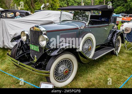 Iola, WI - 07 luglio 2022: Vista dall'alto dell'angolo anteriore di una Graham Paige Model 827 Roadster 1929 in occasione di una fiera automobilistica locale. Foto Stock