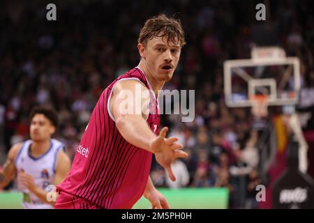 Bonn, Germania. 29th Dec, 2022. Finn Delany (Bonn), Telekom Dome, Pallacanestro Bundesliga, 12. Spieltag, Telekom cestini Bonn vs Fraport Skyliners Francoforte. Credit: Juergen Schwarz/Alamy Live News Foto Stock