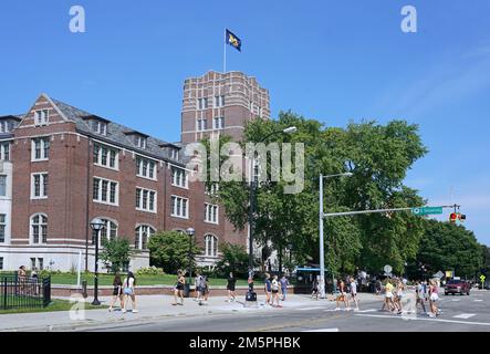 Ann Arbor, Michigan - 2022 agosto: Studenti che camminano su state Street di fronte alla University of Michigan Union Building, costruito nel 1917, uno studente Foto Stock
