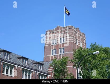 Ann Arbor, Michigan - Agosto 2022: University of Michigan Union Building, costruito nel 1917, un centro per studenti, con la bandiera in cima Foto Stock