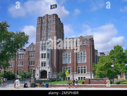 Ann Arbor, Michigan - Agosto 2022: University of Michigan Union Building, costruito nel 1917, un centro per studenti, con la bandiera in cima Foto Stock