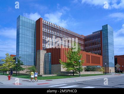 Ann Arbor, Michigan - 28 agosto 2022: Il campus della University of Michigan, con il colorato edificio della Ross School of Business Foto Stock