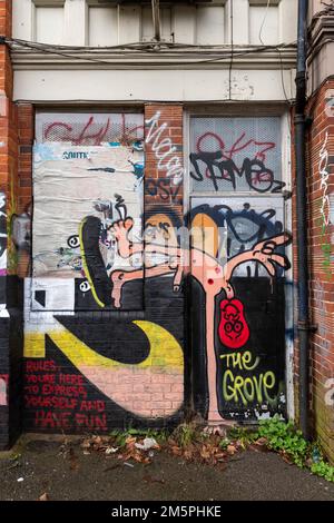 Graffiti sul chiuso e vandalizzato Grove pub, Lordship Lane, Londra, Regno Unito. 25 Dec 2022 Foto Stock