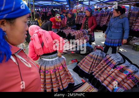 Bac ha, Vietnam - 18 dicembre 2022: Donne che vendono abbigliamento tradizionale al mercato di Bac ha in Vietnam. Foto Stock