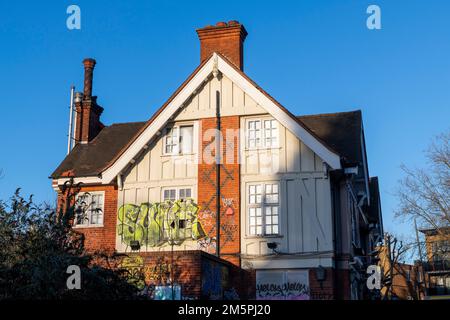 Il pub Grove, chiuso e vandalizzato, è coperto da poster e graffiti, Lordship Lane, Londra, Regno Unito. 24 Dec 2022 Foto Stock