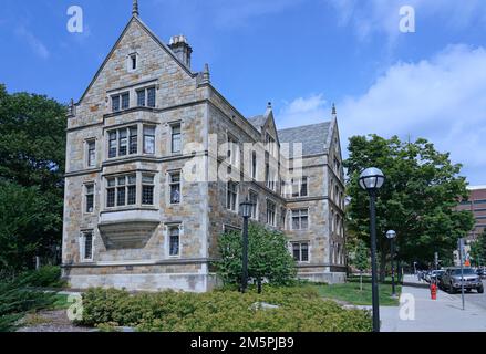 Ann Arbor, Michigan - 28 agosto 2022: Il campus dell'Università del Michigan, con un edificio in pietra in stile gotico Foto Stock