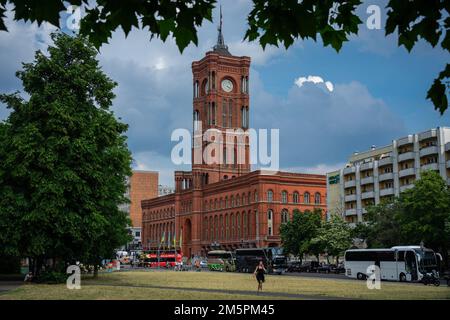 Berlino, Germania - Giugno 25 2022: Rotes Rathaus, il municipio di Berlino girato dal Parco Innerstadt con autobus turistici di fronte Foto Stock