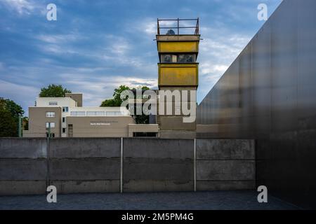 Berlino, Germania - Giugno 25 2022: Muro di Berlino memoria, recinzione e torre di guardia a Berlino est Foto Stock