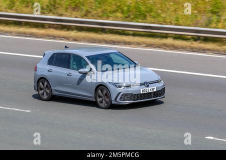 2022 Grey VW VOLKSWAGEN GOLF GTD TDI S-A 1968cc Diesel; viaggiando sull'autostrada M6 UK Foto Stock