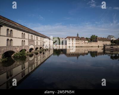 Fiume Ill e canali, Petite France, Strasburgo, Francia Foto Stock