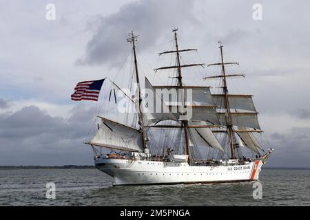 USCG Eagle nel Solent, vicino all'isola di Wight, Regno Unito, 2019 Foto Stock