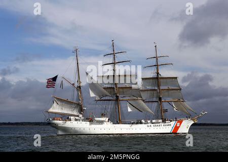 USCG Eagle nel Solent, vicino all'isola di Wight, Regno Unito, 2019 Foto Stock