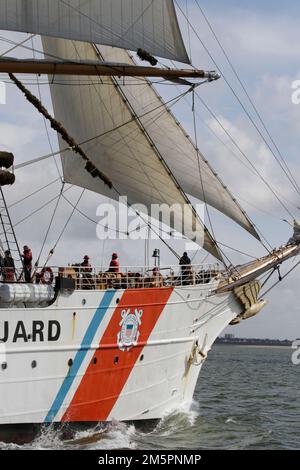 USCG Eagle nel Solent, vicino all'isola di Wight, Regno Unito, 2019 Foto Stock