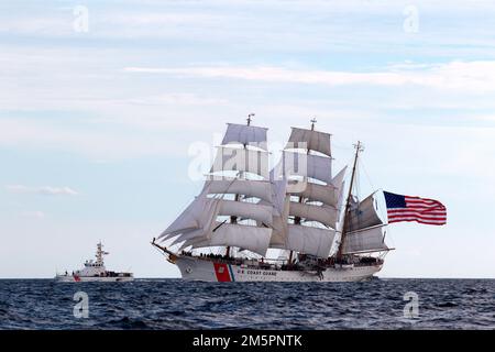 USCG Eagle all'inizio della corsa delle navi alte dopo Sail Boston, 2017 Foto Stock