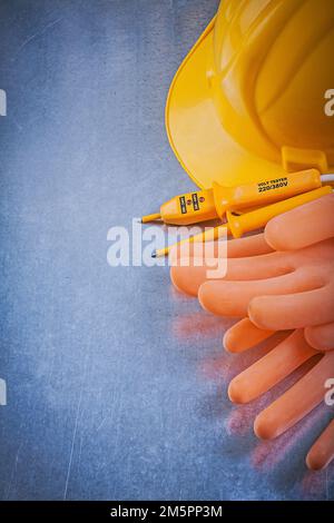 Tester elettrico Guanti in gomma isolanti su tavola di legno concetto di  elettricità Foto stock - Alamy