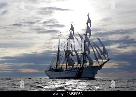 USCG Eagle all'inizio della corsa delle navi alte dopo Sail Boston, 2017 Foto Stock