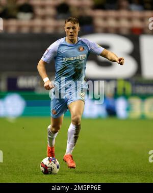 Daniel Ballard di Sunderland durante la partita di campionato Sky Bet al DW Stadium, Wigan. Data immagine: Giovedì 29 dicembre 2022. Foto Stock