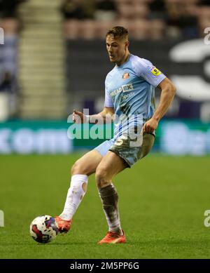 Daniel Ballard di Sunderland durante la partita di campionato Sky Bet al DW Stadium, Wigan. Data immagine: Giovedì 29 dicembre 2022. Foto Stock