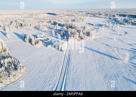 Una vista aerea di un paesaggio rurale gelido in una giornata invernale in Estonia, Nord Europa Foto Stock