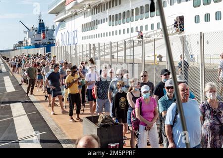 30th dicembre 2022. L'ultima nave di P&o Arvia da the180.000 tonnellate a Arrecife de Lanzarote, Spagna, lunghe code al sole per il bus navetta per il trasporto dei passeggeri da e per la nave . Credit: Keith J Smith./Alamy Live News Foto Stock