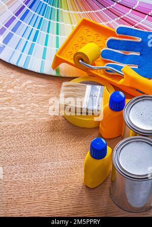 Gruppo di utensili per la casa di verniciatura e guida alla tavolozza colori pantone sul concetto di costruzione di pannelli in legno Foto Stock