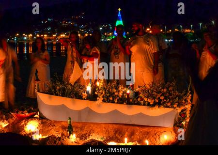 Religione Umbanda. Un gruppo di persone tiene una veglia a lume di candela sulla spiaggia di San Francisco. Umbanda è una religione sincretica afro-brasiliana. Foto Stock