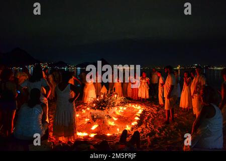 Religione Umbanda. Un gruppo di persone tiene una veglia a lume di candela sulla spiaggia di San Francisco. Umbanda è una religione sincretica afro-brasiliana. Foto Stock