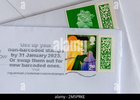 Utilizzate i vostri francobolli non con codice a barre entro il 31 gennaio 2023 o scambiateli con quelli nuovi con codice a barre, informazioni stampigliate sulle buste di Royal Mail, Regno Unito Foto Stock