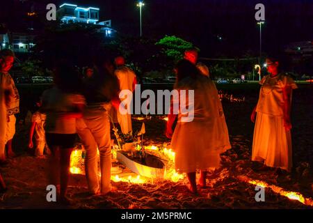 Religione Umbanda. Un gruppo di persone tiene una veglia a lume di candela sulla spiaggia di San Francisco. Umbanda è una religione sincretica afro-brasiliana. Foto Stock