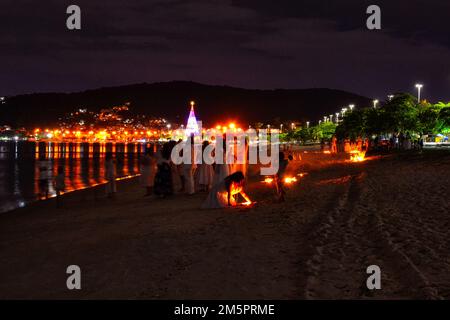 Religione Umbanda. Un gruppo di persone tiene una veglia a lume di candela sulla spiaggia di San Francisco. Umbanda è una religione sincretica afro-brasiliana. Foto Stock