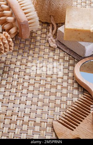 spazzola massgaer loofah sapone pomice specchio capelli su sfondo vimini con copyspace Foto Stock