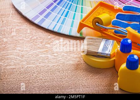 Guida agli strumenti di verniciatura e alla tavolozza colori pantone sul concetto di manutenzione delle tavole in legno Foto Stock