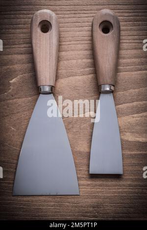 raschietti per verniciatura con manici in legno. Foto Stock