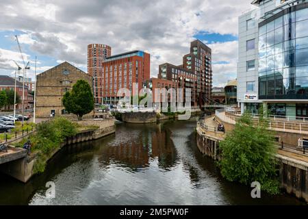 Una vista panoramica di Granary Wharf nel centro della citta' di Leeds con il canale da Leeds a Liverpool e un lussuoso albergo sul lungomare Foto Stock