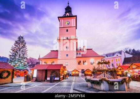 Brasov, Romania, mercatino di Natale nella famosa città della Transilvania, sfondo di viaggio invernale Foto Stock