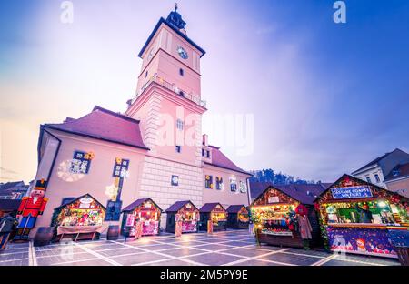 Brasov, Romania, mercatino di Natale nella famosa città della Transilvania, sfondo di viaggio invernale Foto Stock