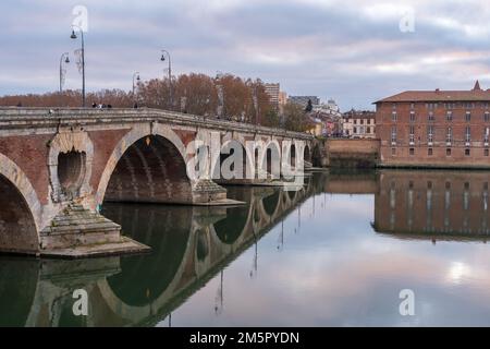 Tolosa, Francia - 12 17 2022 : Vista panoramica del Pont Neuf antico o Ponte nuovo sul fiume Garonna prima del tramonto Foto Stock