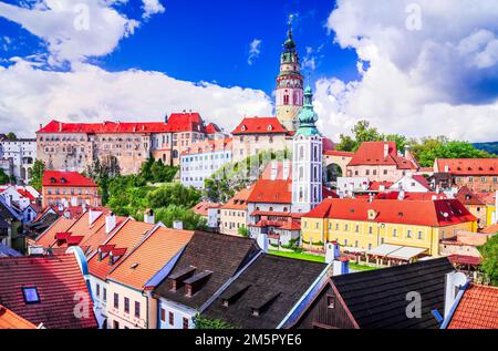 Cesky Krumlov, Repubblica Ceca. Vista sulla città storica, patrimonio mondiale dell'estate in Boemia, sfondo turistico ceco. Foto Stock