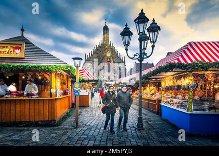 Norimberga, Germania - Novembre 2022. Christkindlesmarkt uno dei più antichi mercatini di Natale, famoso sfondo turistico della Baviera. Foto Stock