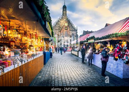 Norimberga, Germania - Novembre 2022. Christkindlesmarkt uno dei più antichi mercatini di Natale, famoso sfondo turistico della Baviera. Foto Stock