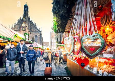 Norimberga, Germania - Novembre 2022. Christkindlesmarkt uno dei più antichi mercatini di Natale, famoso sfondo turistico della Baviera. Foto Stock