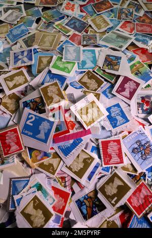 Usato UK franked francobolli di affrancatura che sono collectd per un contributo di carità. Una selezione colorata di francobolli di uso Royal Mail britannici in primo piano. Regno Unito Foto Stock