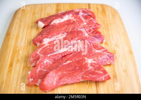 Carne di prima qualità si incontrano in diversi tagli di filetto su un tavolo di legno. Foto Stock