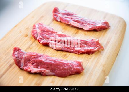 Carne di prima qualità si incontrano in diversi tagli di filetto su un tavolo di legno. Foto Stock