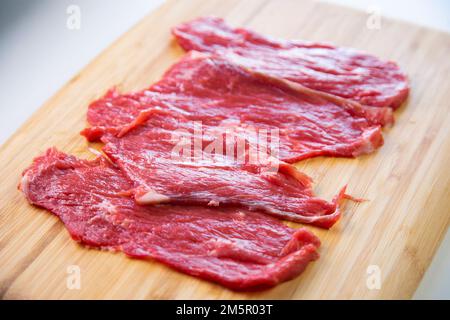 Carne di prima qualità si incontrano in diversi tagli di filetto su un tavolo di legno. Foto Stock