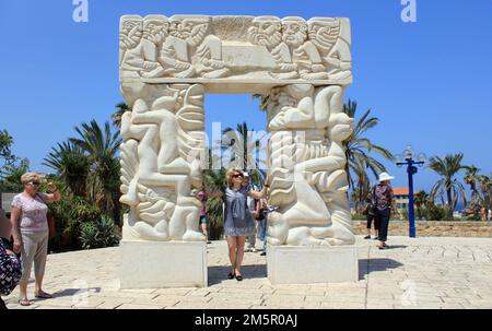 TEL AVIV, ISRAELE - 16 MAGGIO 2011: I turisti non identificati fanno un desiderio alla porta della fede nel Parco Abrasha a Jaffa. Foto Stock