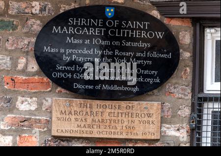 Una targa sulla casa e parete del Santuario di Saint Margaret Clitherow negli Shambles, una strada medievale nella storica città di York, nel nord di Foto Stock