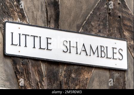 Little Shambles all'angolo dello Shambles nella storica città di York nello Yorkshire, in Gran Bretagna. Gli Shambles, (ufficialmente solo 'Shambles') hanno origine Foto Stock