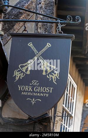 Lo York Ghost Merchants è un'attrazione turistica negli Shambles, all'interno della città medievale di York, nel nord dell'Inghilterra. York ha una reputazione per Foto Stock